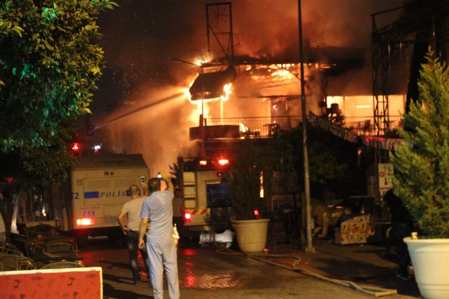 Kısa sürede alevler HDP İlçe Teşkilatı'nın olduğu binaya da sıçradı.