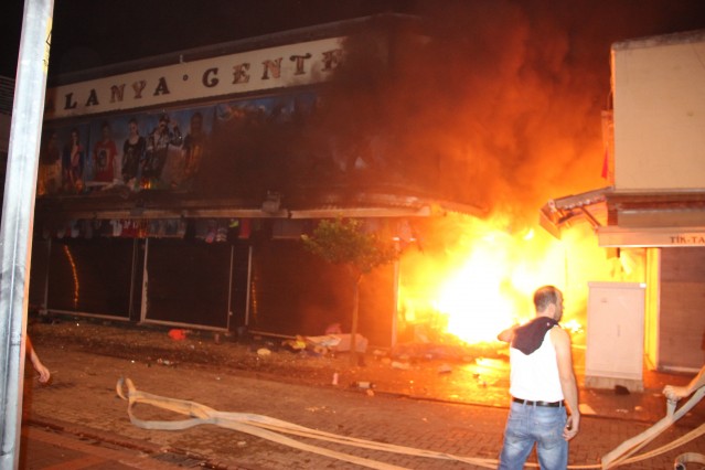 Polis ekipleri olaylara biber gazı ile müdahale ederken, olay yerine takviye olarak TOMA gönderildi.