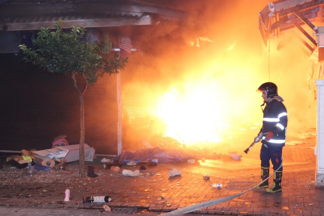 Yangına Alanya Belediyesi'ne ait itfaiye ekipleri ve TOMA müdahale etti. İşyerinde bulunan büyük mutfak tüplerinin patladığı olayda yaralanan olmazken, biber gazından etkilenenler oldu.
