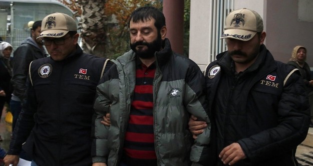 Yakalanmamak için sakalını ve saçını uzattığı, sahte kimlik kullandığı belirlenen Erhan Özdemir, sorgulanmak üzere bu sabah saatlerinde Antalya'ya getirildi. Sağlık kontrolünden geçirilen FETÖ'cü kaymakamın üzerinde ve evinde yapılan aramada 5 adet cep telefonu, 4 adet flaş bellek ile sahte kimlik ele geçirildi. Antalya'ya getirilen ve sağlık kontrolünden geçirilen Erhan Özdemir adliyeye sevk edildi.