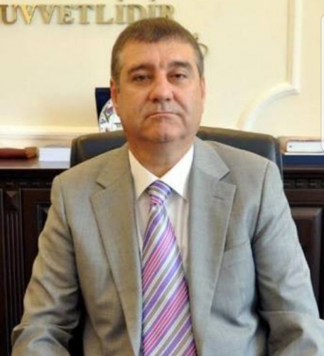 Erhan Özdemir yaklaşık 15 aydır FETÖ soruşturması kapsamında 'Anayasayı ihlal, hükümete silahlı isyan, silahlı örgüte üye olmak' üyeliği suçlamasıyla polis tarafından aranıyordu.