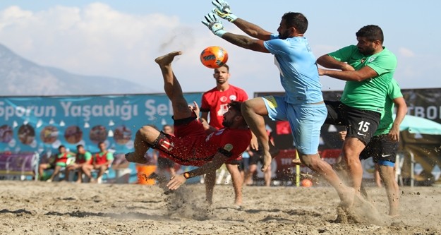 Alanya’da ilk kez düzenlenen uluslararası organizasyonda Türkiye’den Alanya Belediyespor takımı, Rusya’dan Lokomotif takımı, Portekiz’den SportingPortugal takımı, İspanya’dan Levante takımları mücadele edecek. Gelecek yıllarda Avrupa Şampiyonası’nı Alanya ya getirebilmek için önemli olan organizasyonu Trtspor canlı yayınlayacak. FİFA’ya ait beachsoccer.com sitesinden tüm dünyaya canlı yayınlanacak.
