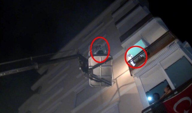 Yüzük ve bir buket çiçekle vincin tepesinde cevabı bekleyen Mustafa Çetin, sonunda Tuğçe'den "Evet" cevabını aldı