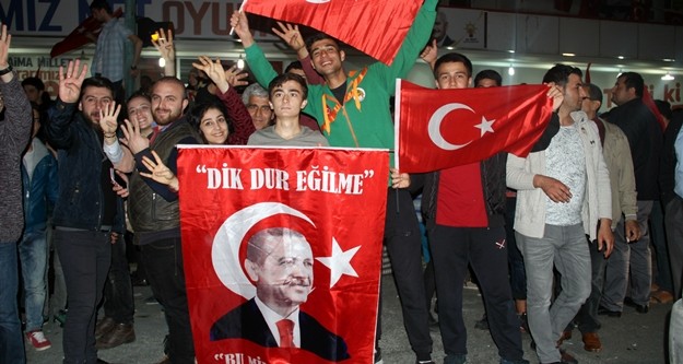Kesin olmayan sonuçlara göre 'evet' oylarının yüzde 51.3 oranının geçmesinin ardından Ak Parti seçim ofisi önünde toplanan yüzlerce vatandaş Cumhurbaşkanı Recep Tayyip Erdoğan lehine sloganlar attı.
