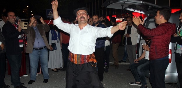 Havai fişek gösterilerinin de yapıldığı alanda toplanan kalabalık çalan seçim müzikleri ile coştu.