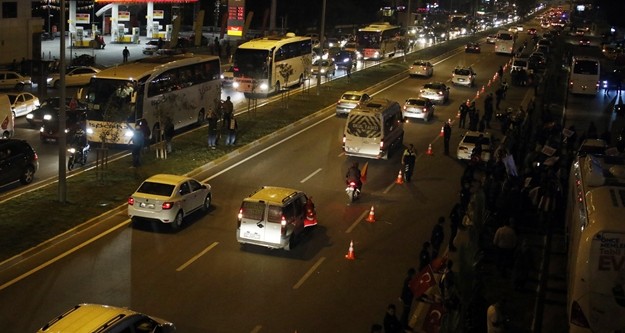 Konvoy oluşturanlar da araçları ile Atatürk Caddesi ve 25 Metreli yolda tur attı. Konvoyda bazı kişilerin Rabia ve Bozkurt işareti yaptığı görüldü.