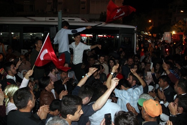 Anayasa değişikliği referandum sonuçlarının açıklanmasının ardından Antalya’nın Alanya ilçesinde kutlamalar başladı.