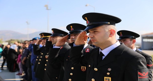 Şehidin askeri geçitle Türk Bayrağı’na sarılı tabutu cenaze aracına konularak konvoylar eşliğinde Alanya’ya gönderildi.