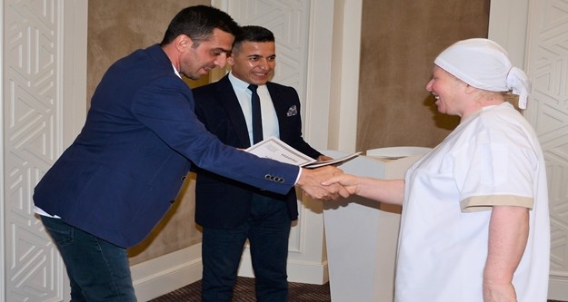 Hotel Kat Hizmetleri Eğitimi ve Dekorasyonu Derneği ( HOTED ) onursal başkanı, başdanışmanı ve Sirius Deluxe otel Housekeepıng danışmanı Hakan Halit Yeni tarafından, sezon başından itibaren mesleki ve beceri kazandırma eğitimleri alan otelin genel hijyeninden sorumlu kat hizmetleri personeline, sertifikaları verildi.