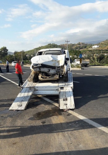 Kazada otomobilin yolcu koltuğundaki sürücün eşi Nuray Ş. olay yerinde ölürken, aracın arka koltuğunda bulunan oğlu yaralandı. Öğrenci servisinde ise aralarında öğrencilerin bulunduğu 8 kişi yaralandı.