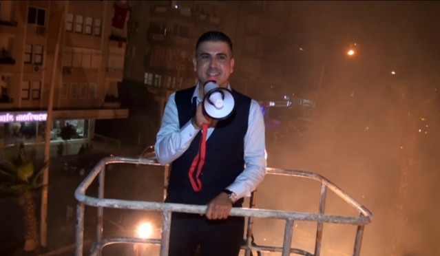 Bu sırada apartman önünde ise havai fişekler patlatıldı. Mustafa Çetin ile vincin sepetine binerek aşağıdaki arkadaşlarını selamlayan Tuğçe, daha sonra evinin balkonuna çıktı. Balkonda keman eşliğinde dans eden Mustafa ve Tuğçe, daha sonra aşağıya inerek arkadaşlarıyla sevincini paylaştı.