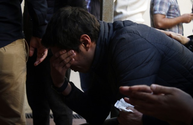 Bu şekilde hayatını kaybetmesi bizi çok etkiledi ve üzdü. Bunlar hayatın içinde olan şeyler. Ben de bu tür kayıpları çok yaşadım. Allah, iki çocuğuna sabır versin. Bu yaştaki çocuklar için en ağır şey babalarını kaybetmeleri. Toprak daha 20'li yaşlarda" diye konuştu.