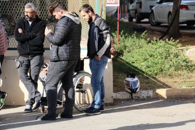 Kent merkezinden sahil yönüne seyreden, Arif Razgatlıoğlu’nun kullandığı 33 HE 303 motosiklet, kontrolsüz kavşakta tali yoldan çıkan İsmet Oğuz yönetimindeki 07 UJ 797 plakalı kamyonetin kasasına çarptı. Kazada Razgatlıoğlu ve Özcan, metrelerce sürüklenerek olay yerinde hayatlarını kaybetti. Kaskları olmadığı belirlenen Razgartlıoğlu ve Özcan’ın birbirine sarılı halde bulunan cenazeleri Antalya Adli Tıp Kurumu Morguna gönderildi.