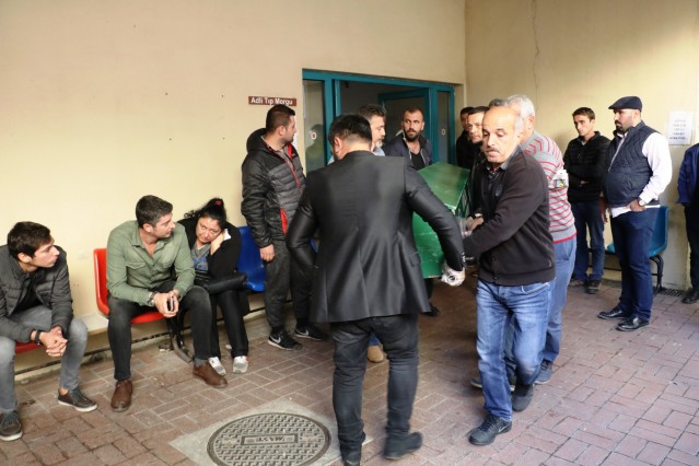 Antalya Adli Tıp Kurumu Morgu’nda otopsileri yapılan Arif Razgatlıoğlu ve Ülkü Özcan’ın cansız bedenleri aileleri tarafından alındı. Morgda ilk olarak işlemleri tamamlanan 20 yaşındaki Ülkü Özcan’ın cenazesi defnedilmek üzere Gazipaşa’ya götürüldü.