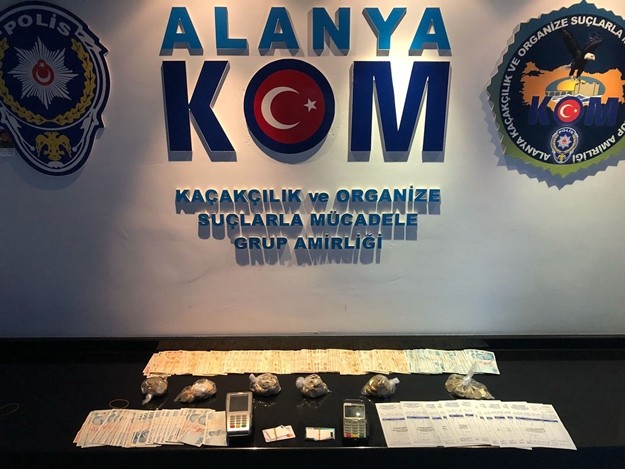 Alanya'da polisin düzenlediği operasyonda tefecilik yaptığı iddia edilen 6 şüpheli gözaltına alınırken, yüklü miktarda kredi kartı slipleri, 2 post cihazı, çok sayıda farklı firmalara düzenlenmiş faturalar ve para ele geçirildi.