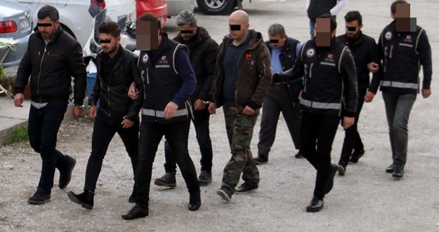 Alanya’da tefecilik yapılarak haksız kazanç sağlayan şahıslara yönelik, Alanya İlçe Emniyet Müdürlüğü Kaçakçılık ve Organize Suçlarla Mücadele (KOM) Grup Amirliği ekipleri harekete geçti.