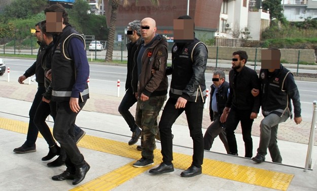 Belirlenen adreslere baskın düzenleyen ekipler, şüpheli Y.Ç, B.Y, R.S, T.O, T.C, S.G.Ö. ile U.S.’yi gözaltına aldı. Adreslerde yapılan aramalarda ise 2 pos cihazı, başkasına ait 2 kredi kartı, toplam 17 bin 790 TL tutarlı kredi kartı slipleri, toplam 225 bin TL tutarlı farklı firmalar adına düzenlenmiş faturalar ile 11 bin TL ele geçirildi.