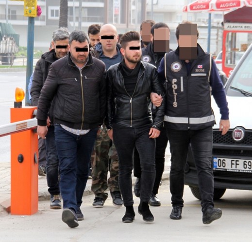 Şüpheliler emniyetteki işlemlerinin ardından adliyeye sevk edildi. Ayrıca aynı operasyon kapsamında A.Ç. isimli şüphelinin arandığı öğrenildi.