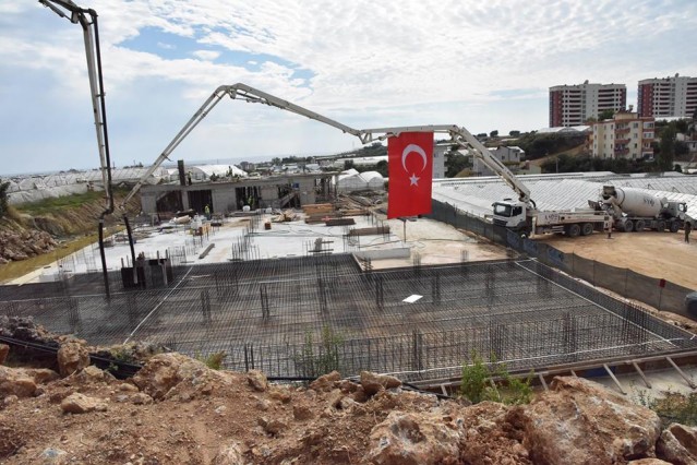 Alanya’nın doğusu ve batısında bulunan iki ayrı mahallede düzenlenen temel atma töreninin ilki saat 14.00’da Payallar Çok Programlı Anadolu Lisesi’nin yapılacağı alanda düzenlendi.