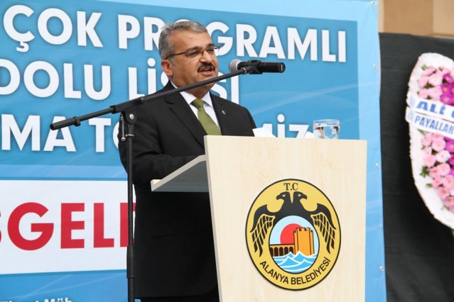 Saygı duruşu ve İstiklal Marşı’nın okunmasının ardından başlayan törende açılış konuşmasını yapan Bir Alanyamız Var Derneği Başkanı Süleyman Sönmez, 24 derslikten oluşan Payallar Çok Programlı Anadolu Lisesi’nin 2016-2017 Eğitim –Öğretim Yılına yetiştirileceğini söyledi.