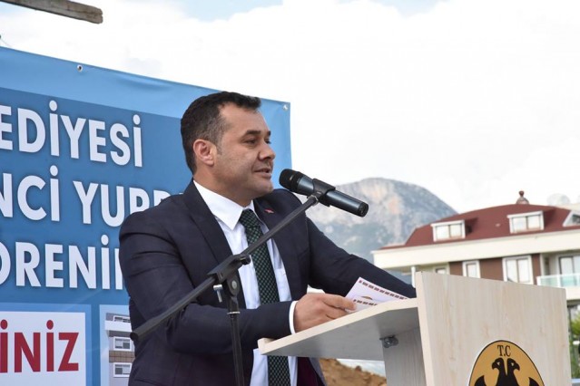 Törende konuşan Alanya Belediye Başkanı Adem Murat Yücel, okulların mevcut durumlarını iyileştirmek için 4 milyon TL. harcadıklarını kaydetti. 
Başkan Yücel konuşmasını şöyle sürdürdü: “Bir halka, bir şehre yapılabilecek en büyük iyiliğin de eğitime yapılacak olan katkı olacağına her zaman inandım. Kestel Belediye Başkanlığı dönemlerimde ve Alanya Belediye Başkanlığı görev süremde de eğitim önceliğim oldu ve eğitim kurumlarına çok önemli katkılar yaptık.