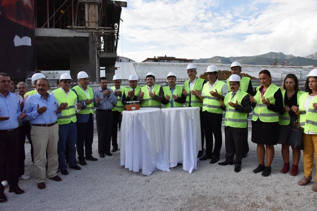 1.5 yıl içinde yaklaşık 4 milyon TL’yi okulların mevcut durumlarının iyileştirilmesinde harcadık. Başka yatırımlar yapmak yerine her zaman eğitim yatırımlarına öncelik verdik. Liseyi en kısa sürede bitirip Milli Eğitim’e teslim edeceğiz. ”