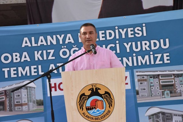 Başta Belediye Başkanı olmak üzere, okulun yapılmasında emeği geçenlere teşekkür ederek konuşmasına başlayan Alanya İlçe Milli Eğitim Müdürü Hüseyin Er, devletin paydaşlarının eğitim alanında bir araya gelmesinin Alanya’da ilk olmadığını ve son da olmayacağını hatırlattı.
