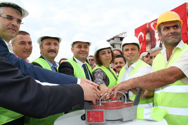 Alanya Belediyesi tarafından Payallar Mahallesi’ne yapılacak Çok Programlı Anadolu Lisesi ve Oba Mahallesi’ne yapılacak Alanya Belediyesi Kız Öğrenci Yurdunun temeli bugün yapılan iki ayrı törenle atıldı.