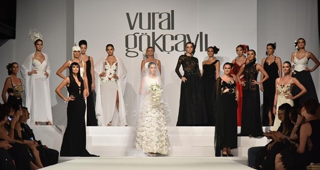 Türkiye’de haute couture akımının duayen isimlerinden ünlü modacı Vural Gökçaylı bugüne kadar dünyanın pek çok köşesinde sergilenmiş ‘‘Anadolu Medeniyetlerinden İzler’’ koleksiyonunu bu kez Alanya’nın tarihi Bedesten’inde izleyenlerin beğenisine sundu.