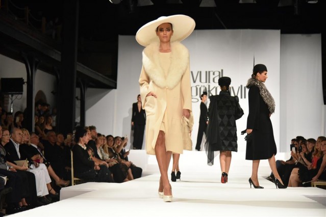 Dünyada ilk defa muz meyvesinin lifinden bir elbise üretildiğini belirten Vural Gökçaylı konuyla ilgili olarak; ‘‘Alanya tarihinde ilk defa gerçekleşen moda defilesine imza atmaktan dolayı sonsuz gurur duyuyorum.