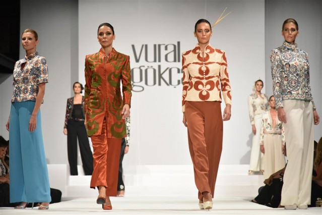 Hak ettiği ilgiyi görmesi için elimizden gelen tüm çabayı sarf etmeliyiz. Geçen yıl Miami’de yaptığım defileye kıyasla söyleyebilirim ki vatanımızda böylesi bir cennet köşeye sahip olduğumuz için çok şanslıyız. Ayrıca belde, turistik ve kültürel açıdan Miami’den çok daha gelişmiş bir yönetim anlayışına sahip.’’ dedi.