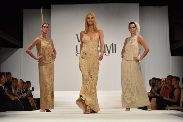 ‘‘Anadolu Medeniyetlerinden İzler’’ koleksiyonunda bulunan 70 kıyafete ek olarak sadece bu defile için tasarlanan üç adet özel parçayı da yine Türkiye’nin önde gelen mankenlerinden Ceylan Saner, Sema Şimşek, Merve Büyüksaraç ve Ebru Güzel gibi mankenler zarafetle taşıdı.