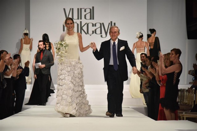 İlklerin defilesi olarak adlandırılan organizasyonda koreografi alanında da değişikliğe giden Vural Gökçaylı 20 yıl sonra ilk kez farklı bir isim olan ünlü koreograf Ferhan Aral ile bir işbirliğine imza attı. Mankenlerin saçları ise her zamanki gibi usta isim Muammer Yaprakgül’e emanetti.