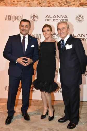 Alanya Belediye Başkanı Adem Murat Yücel’in ev sahipliğinde gerçekleşen defile Alanya tarihinde düzenlenen ilk moda organizasyonu olma özelliği taşıyor. Görkemli davet için İstanbul’dan gelen iş, sanat ve cemiyet hayatının önde gelen isimleri Vural Gökçaylı’yı bu özel gününde yalnız bırakmadılar.