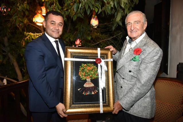 Alanya Belediyesi’nin katkılarıyla 30 Eylül tarihinde Alanya Kalesi’nin anıtsal yapılarından biri olan ve tarihi 13. yüzyıla dayanan tarihi Bedesten’de gerçekleşen defile, İstanbul cemiyet hayatının seçkin isimleri ile Alanya’nın önde gelen davetlilerini bir araya getirdi.