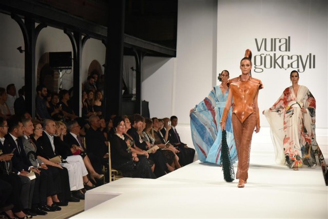 getirdi. Rahmi Koç’un onur konuğu olarak katılım gösterdiği davete ayrıca 9.Cumhurbaşkanı merhum Süleyman Demirel’in ailesi, Sevda-İbrahim Yazıcı, Güler Yiğit-Halil Değer, Sennur Hamamcıoğlu, Füsun Topbaş, Zerrin-Giray Bilimer, Tan Sağtürk gibi isimler ilgi gösterdi.