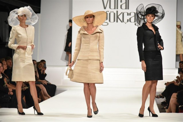 GÖKÇAYLI MUZ LİFİ VE İPEK KOZASINDAN ELBİSE TASARLADI