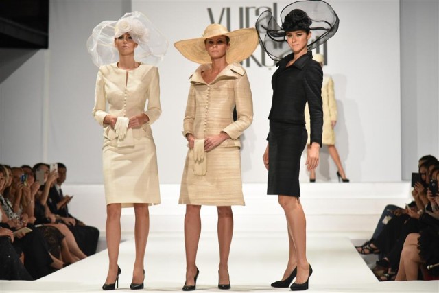 Alanya Belediye Başkanı Adem Murat Yücel tarafından muz ekim alanlarının azalmasını önlemek, üretimi arttırmak ve atık muz gövdelerini değerlendirmek amacıyla 2015 yılında hayata geçirilen muz lifi projesinden ilham alan Vural Gökçaylı, bu defileye özel olarak muz lifinden ve Alanya ipeği kozasından üretilmiş 3 adet tasarımı izleyicilerin beğenisine sundu.