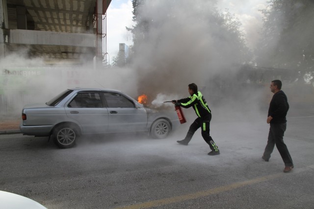 Alanya’da, hareket halindeyken motor bölümünden alev alan LPG’li otomobil yanarak kullanılamaz hale geldi. Sürücü olayı yara almadan atlattı.