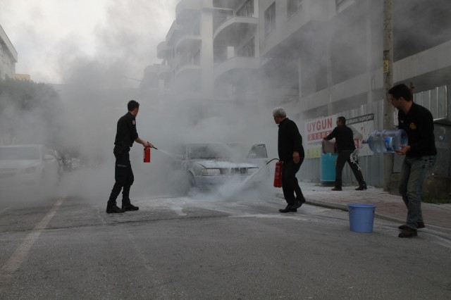 Olay, saat 12.30 sıralarında Güllerpınarı Mahallesi Mola Kavşağı’nda meydana geldi. Yusuf Zileli yönetimindeki 16 LN 636 plakalı LPG’li otomobil seyir halindeyken motor bölümünden alev aldı.