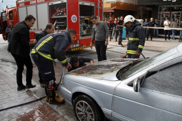 Aracı durdurup inen Zileli ve çevredekiler yangına müdahale etti. Tüm çabalara rağmen büyümesine engel olunamayan yangını ihbar üzerine olay yerine gelen polis ekipleri, söndürme tüpleriyle alevlerin büyümesini engelledi.