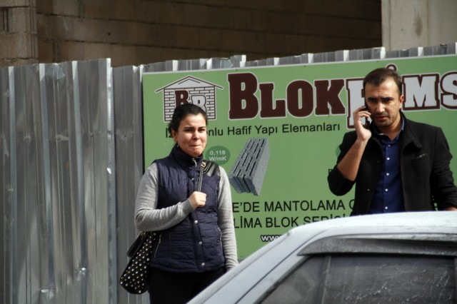 Daha sonra Antalya Büyükşehir Belediyesi’ne bağlı itfaiye ekiplerinin de müdahalesiyle yangın söndürüldü. Elektrik aksamındaki kısa devreden çıktığı tahmin edilen yangın sonrası araç kullanamaz hale gelirken, olay yerine gelen Zileli’nin eşi göz yaşlarına hakim olmadı.