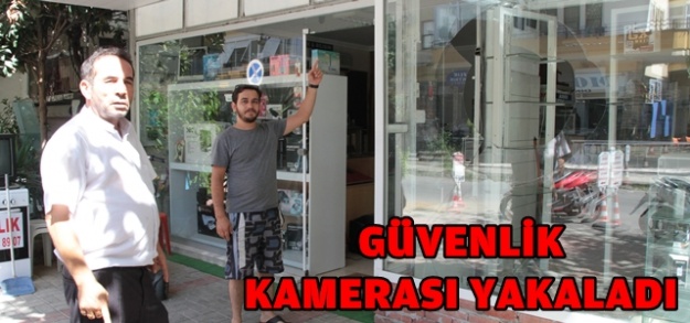 CAMI TAŞLA KIRIP 3 BİLGİSAYARI ÇALDILAR