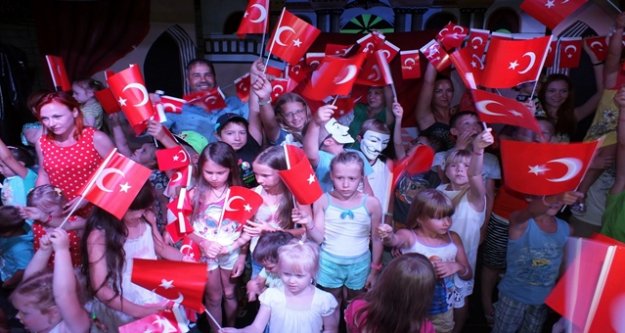 TURİSTLERDE 30 AĞUSTOS'U KUTLADI