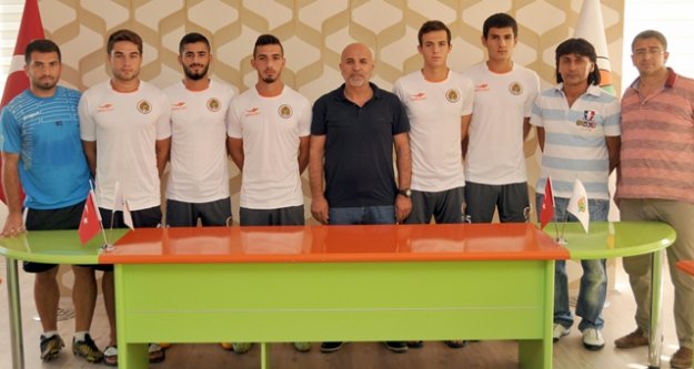 ALTYAPIDAN 5 FUTBOLCU PROFESYONEL YAPILDI