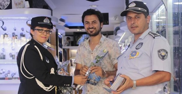 BU KEZ CEZA DEĞİL ÇİÇEK DAĞITIYORLAR