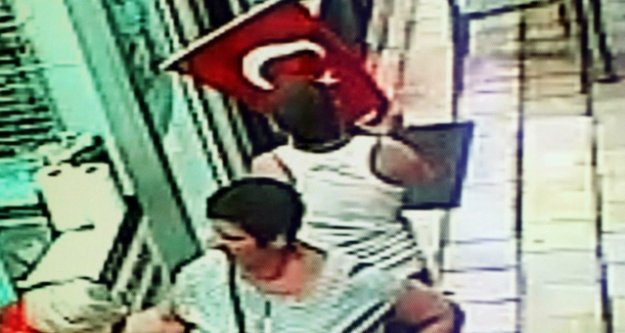 DANİMARKALI ÇOCUĞUN TÜRK BAYRAĞI SEVGİSİ