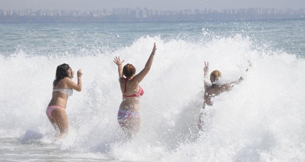 DEV DALGALARA ALDIRIŞ ETMEDEN...