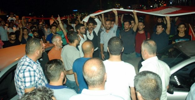 KOMŞU ŞEHİTLERİMİZ İÇİN SOKAĞA DÖKÜLDÜ