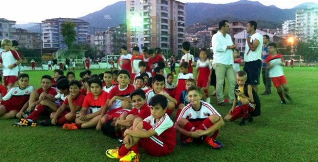 MİNİK FUTBOLCULAR SERTİFİKA ALDI